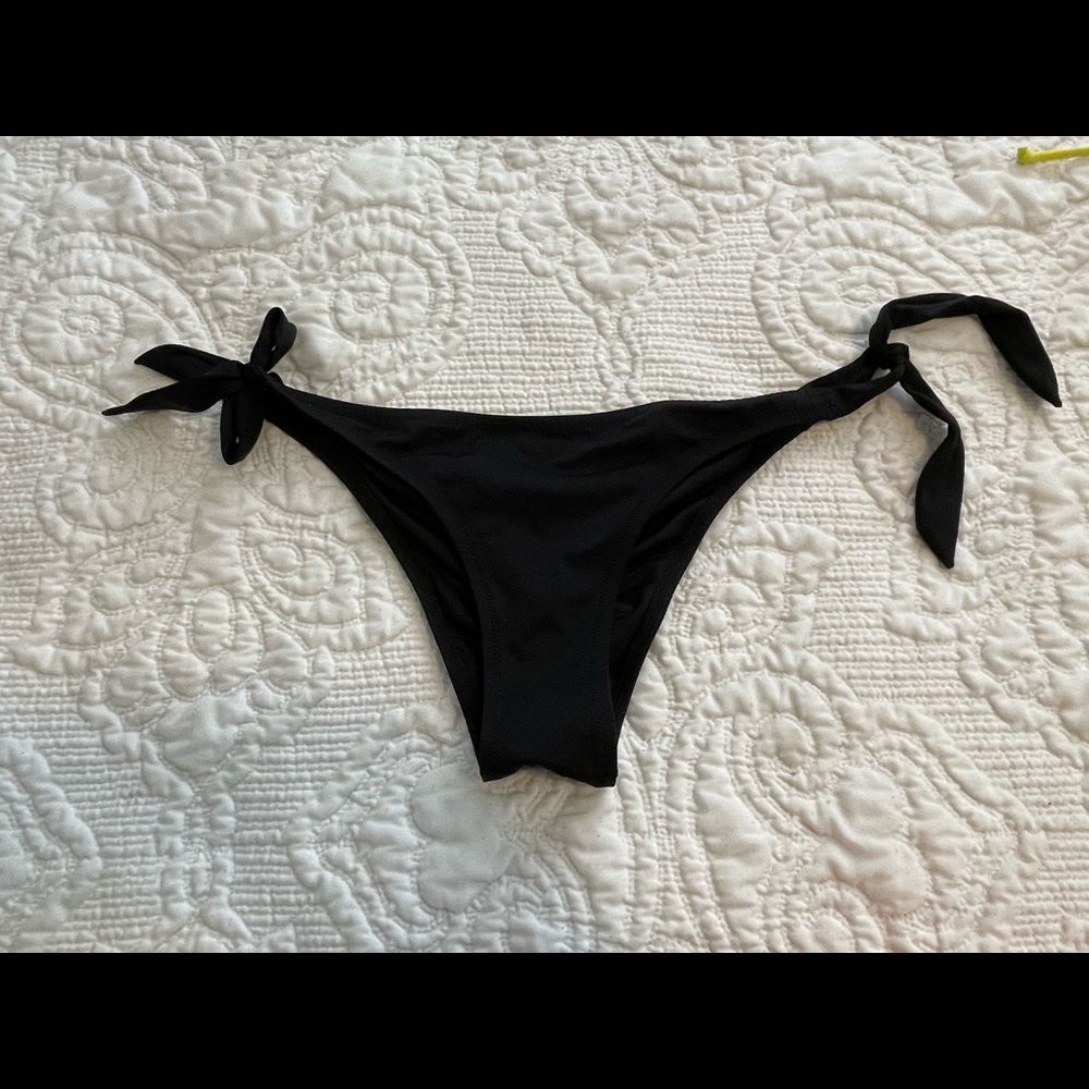 LG Victoria’s Secret Black Low-Rise Swim Bottoms